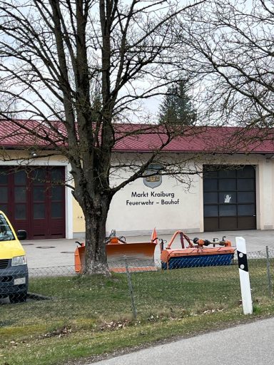 Einfahrt zum Parkplatz links neben Feuerwehr